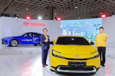 2024台北新車暨新能源車特展TOYOTA開展記者會於12月28日舉辦。和泰汽車 TOYOTA車輛營業本部劉傳宏副總經理(左)， PRIUS 大矢開發責任者。(圖片提供：和泰)